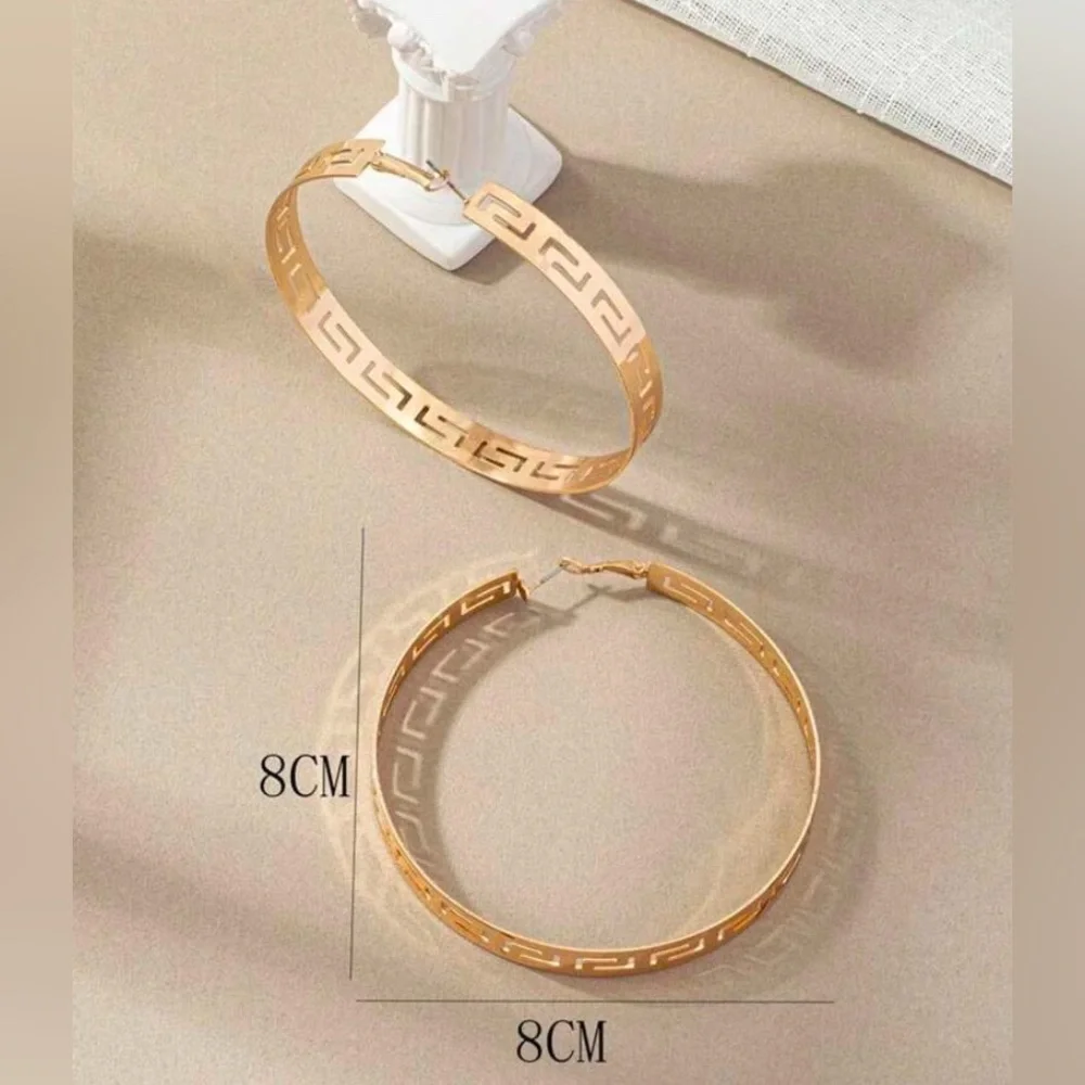 🛍️ Large Gold Geometric Hoop Earrings🛍️ - Picture 3 of 4